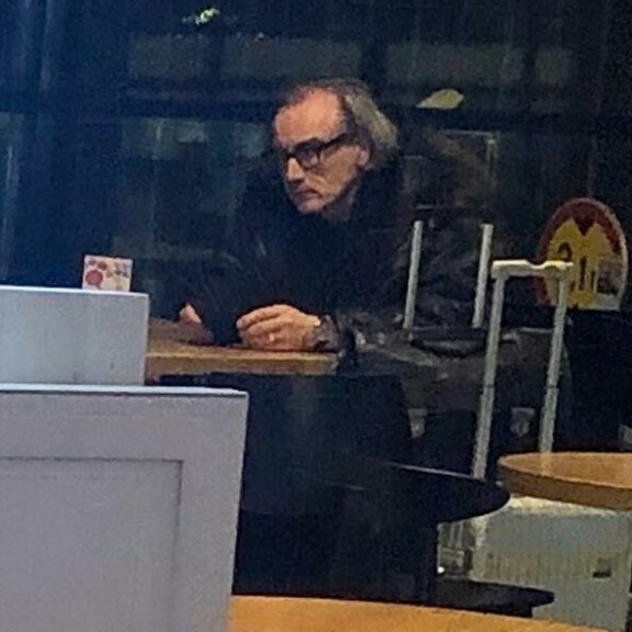 Esa Saarinen ikuistettiin Oulun lentokentällä. Esa Saarinen ikuistettiin Oulun lentokentällä.