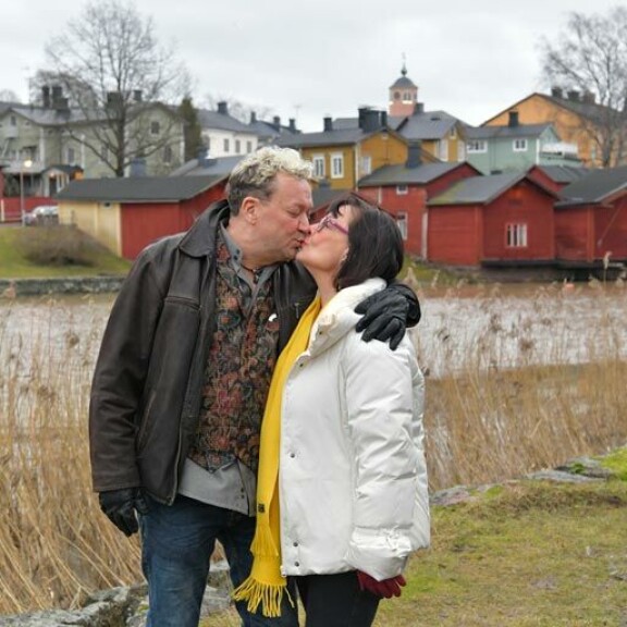 – Olemme kuin yksi ihminen. Jos olen yksin, tunnen oloni puolikkaaksi, Simo sanoo Kirsti-vaimo vierellään. – Olemme kuin yksi ihminen. Jos olen yksin, tunnen oloni puolikkaaksi, Simo sanoo Kirsti-vaimo vierellään.
