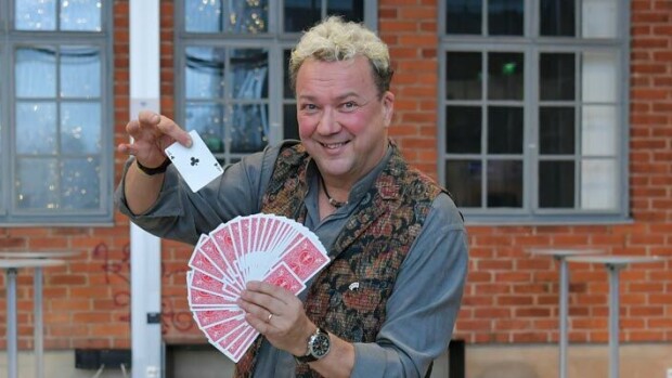 Huikea temppu videolla! Suomen tunnetuin taikuri Simo Aalto täyttää 60 vuotta – paljastaa Seiskalle myös kuuluisan Jokeri Pokeri Box -asunsa taustatarinan Simo Aalto on taikuri.