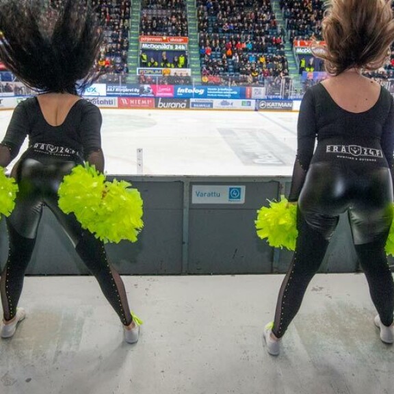 Kärppien cheerleadereilla on 50 koreografiaa mutta yksinkertainen missio. – Me halutaan saaha mahtava fiilis halliin ja ihimisille hyvvää mieltä! Kärppien cheerleadereilla on 50 koreografiaa mutta yksinkertainen missio. – Me halutaan saaha mahtava fiilis halliin ja ihimisille hyvvää mieltä!