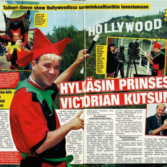 SEISKA 19/1999 Seiska kertoi 21 vuotta sitten Simon retkistä USA:ssa. Huomaa jokeriasu, josta hän tuli kuuluisaksi! SEISKA 19/1999 Seiska kertoi 21 vuotta sitten Simon retkistä USA:ssa. Huomaa jokeriasu, josta hän tuli kuuluisaksi!