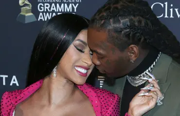 Cardi B loksautti leuat superantavalla puvullaan: aviomies Offset tarrasi rintaan kiinni - kuvat!