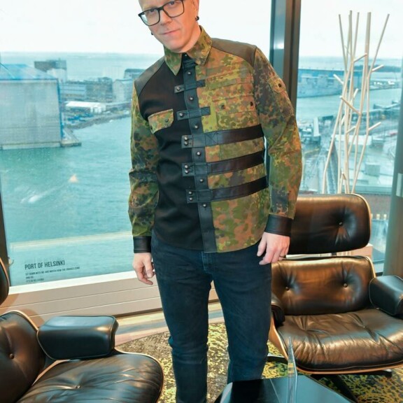Toni jakaa The Voice of Finland -kilpailussa tähtivalmentajan penkin yhtyekaverinsa Sipe Santapukin kanssa. – Meillä ei ole ollut erimielisyyksiä laulajavalintojen kanssa. Toni jakaa The Voice of Finland -kilpailussa tähtivalmentajan penkin yhtyekaverinsa Sipe Santapukin kanssa. – Meillä ei ole ollut erimielisyyksiä laulajavalintojen kanssa.