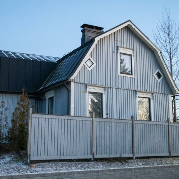 Amadeuksen ja Laran uusioperhe eli tässä talossa Järvenpäässä. Nyt Amadeus on joutunut muuttamaan pois kotoaan. Amadeuksen ja Laran uusioperhe eli tässä talossa Järvenpäässä. Nyt Amadeus on joutunut muuttamaan pois kotoaan.