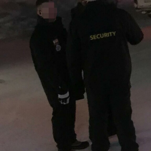 Järjestysmiehet eivät päästäneet jonossa etuillutta Jereä yökerho Ihkuun. Järjestysmiehet eivät päästäneet jonossa etuillutta Jereä yökerho Ihkuun.