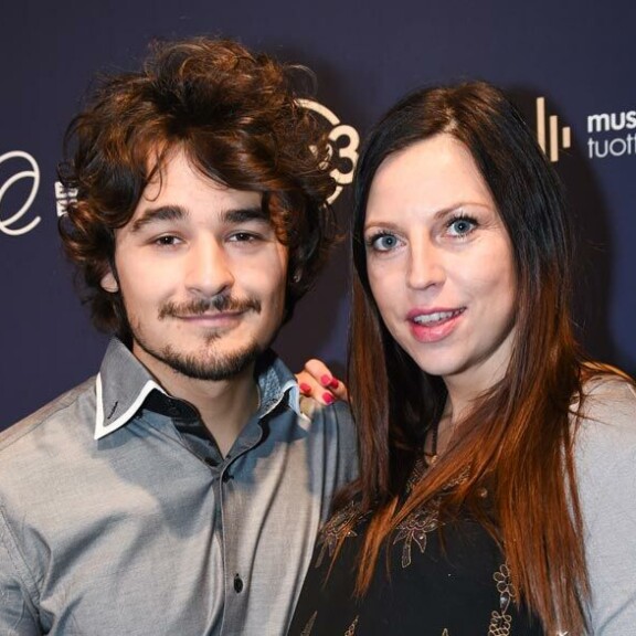 Kuvataitelija Lara ja Amadeus avioituivat Teneriffalla tammikuussa 2014. Kolme viikkoa sitten Lara haki yksin avioeroa. Kuvataitelija Lara ja Amadeus avioituivat Teneriffalla tammikuussa 2014. Kolme viikkoa sitten Lara haki yksin avioeroa.