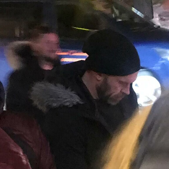 Yökerhon ovelta käännytetty Jere yritti sisään uudelleen, tällä kertaa jonon kautta. Yökerhon ovelta käännytetty Jere yritti sisään uudelleen, tällä kertaa jonon kautta.