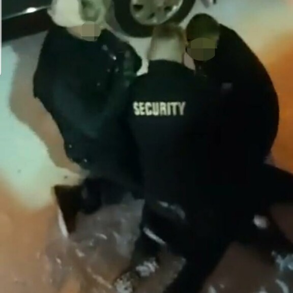 Vain minuuttia myöhemmin kuumana käynyt Jere joutui uudelleen portsarien puhutteluun, ja kun puhe ei auttanut, homma meni painiksi. Myöhemmin rautoihin lyöty Jere toimitettiin poliisin hoiviin. Vain minuuttia myöhemmin kuumana käynyt Jere joutui uudelleen portsarien puhutteluun, ja kun puhe ei auttanut, homma meni painiksi. Myöhemmin rautoihin lyöty Jere toimitettiin poliisin hoiviin.