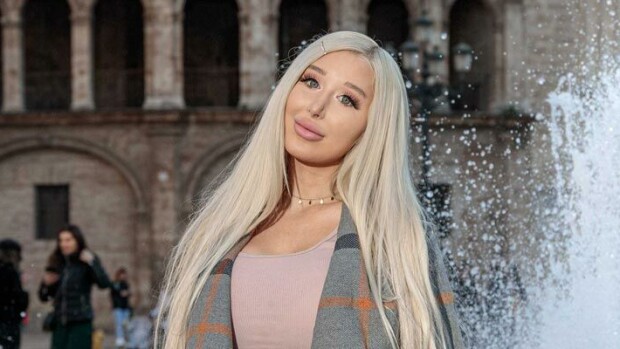 Villiä seksiä iäkkäämmän herrasmiehen kanssa! Aikuisviihdetähti Amanda Ahola, 23, rakastui yli 30 vuotta vanhempaan ranskalaislääkäriin - näihin pakaroihin kokenut seksipeto iski silmänsä! Amanda Ahola rakastui ranskalaislääkäriin.