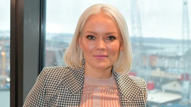 Vaatteilla leikittelevä Anna Puu: Kokeilin pinkkejä pvc-housuja! Anna Puu tykkää leikitellä vaatteilla.