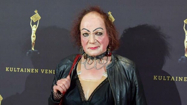 Kuvat Seiskassa! Pinkkiin minihameeseen pukeutunut romutransu Markus Kuotesaho viihtyi Helsingin yössä – ”Käyttäydyin omasta mielestäni asiallisesti!” Markus Kuotesahon gaalailta venähti.