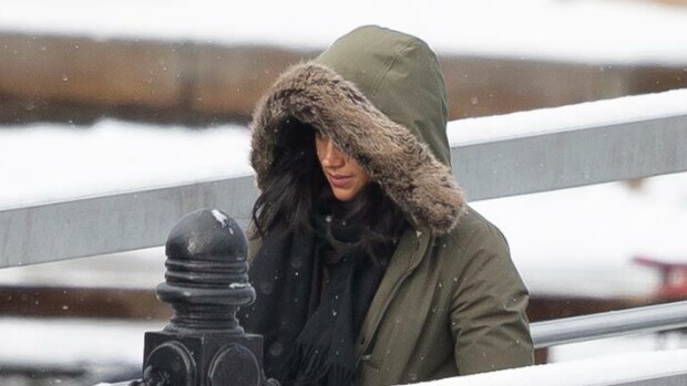 Paparazzikuvat Kanadasta! Uutta kotia etsivä kohuherttuatar Meghan lentää lyhyitä matkoja! Meghan kuvattiin Kanadassa.