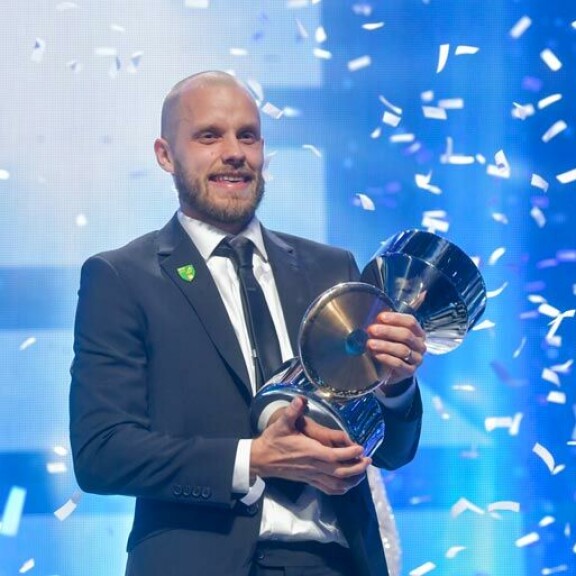 Teemu Pukki valittiin Vuoden urheilijaksi Urheilugaalassa. Teemu Pukki valittiin Vuoden urheilijaksi Urheilugaalassa.