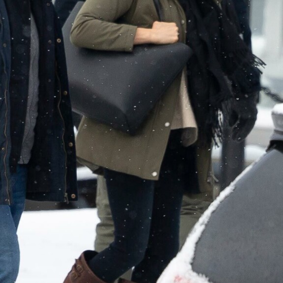 Nämä ovat ensimmäiset kuvat Meghanista sitten Megxitiksi kutsutun hovistalähtöuutisen. Arkioloissaan ja epävirallisesti liikkuessaan herttuatar pukeutuu tyylikkäästi mutta arkisesti. Tätä lookia nähdään tulevaisuudessa varmasti paljon. Nämä ovat ensimmäiset kuvat Meghanista sitten Megxitiksi kutsutun hovistalähtöuutisen. Arkioloissaan ja epävirallisesti liikkuessaan herttuatar pukeutuu tyylikkäästi mutta arkisesti. Tätä lookia nähdään tulevaisuudessa varmasti paljon.