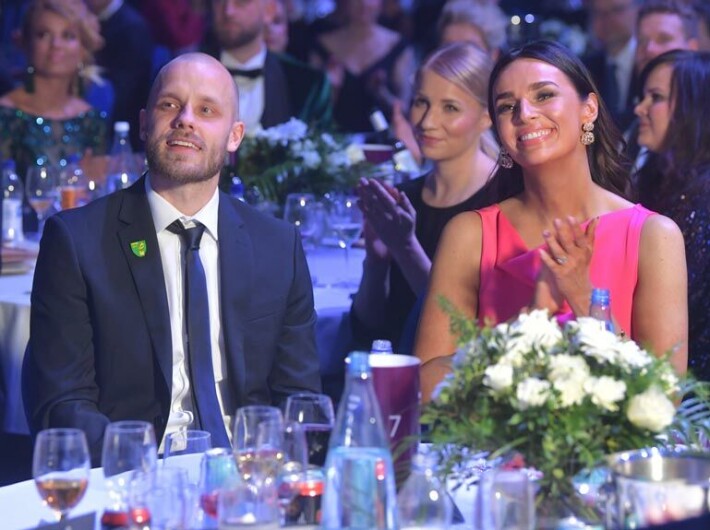 Teemu Pukki ja Kirsikka-vaimo olivat yksi gaalan kuvatuimpia pariskuntia. Teemu Pukki ja Kirsikka-vaimo olivat yksi gaalan kuvatuimpia pariskuntia.