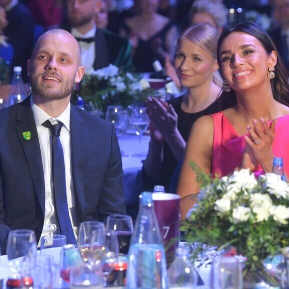 Teemu Pukki ja Kirsikka-vaimo olivat yksi gaalan kuvatuimpia pariskuntia. Teemu Pukki ja Kirsikka-vaimo olivat yksi gaalan kuvatuimpia pariskuntia.