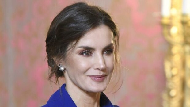 No, huhhuh! Espanjan kuningatar Letizia kohautti rohkealla halkiollaan – kuvat! Letizia räväytti rohkealla halkiolla.