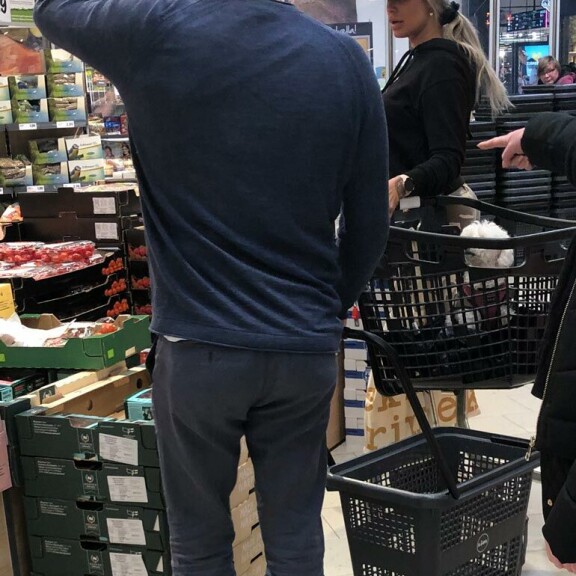 Koira ostoskärryssä! Mika Salo ja Henna-rakas herättivät pahennusta ruokaostoksilla – kuva! MIka Salo ja Henna-rakas kaupassa.