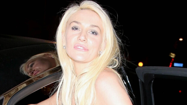 Ei enää mikään teinivaimo! Povipommi Courtney Stodden pussaili mysteerimiehen kanssa - paparazzi iski kärppänä! Teinivaimo