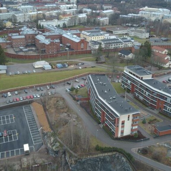 JVG-tähden asuintalolta näkee suoraan Sörkan vankilan pihalle. Välissä on kuitenkin korkea aita, joten kutsumattomia vieraita ei tarvitse pelätä. JVG-tähden asuintalolta näkee suoraan Sörkan vankilan pihalle. Välissä on kuitenkin korkea aita, joten kutsumattomia vieraita ei tarvitse pelätä.