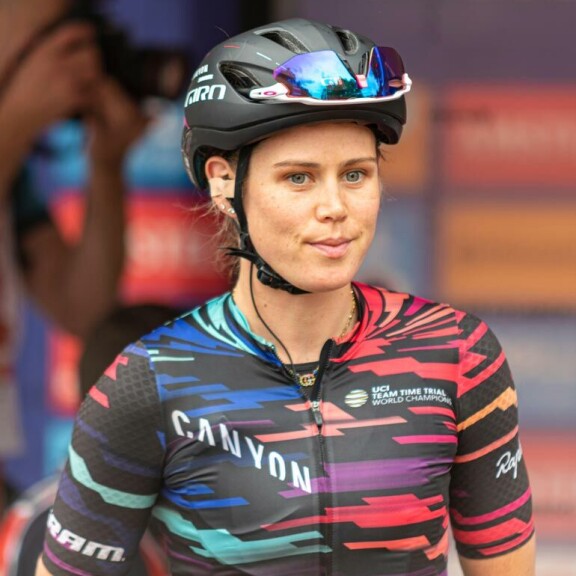 Tiffany Cromwell on huippuluokan maantiepyöräilijä ja hyvin tunnettu urheilija kotimaassaan Australiassa. Tiffany Cromwell on huippuluokan maantiepyöräilijä ja hyvin tunnettu urheilija kotimaassaan Australiassa.