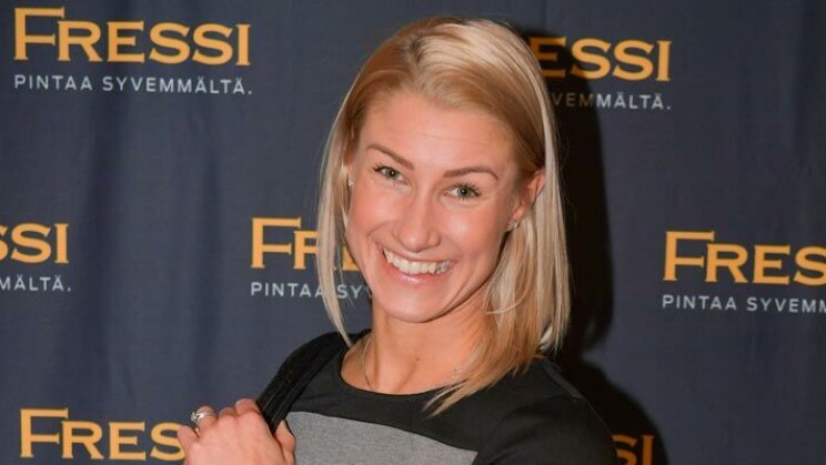 23 vuoden ikäero! Hanna-Maria Seppälä huvittui parisuhdeuteluista: ”Ainakaan omasta mielestäni…!” Hanna-Maria Seppälä saa tukea puolisoltaan pänttäämiseen.