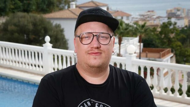 Kuvat Thaimaasta! Arttu Wiskari nautti illallista muovituolipaikassa! Arttu Wiskari lomaili Thaimaassa.