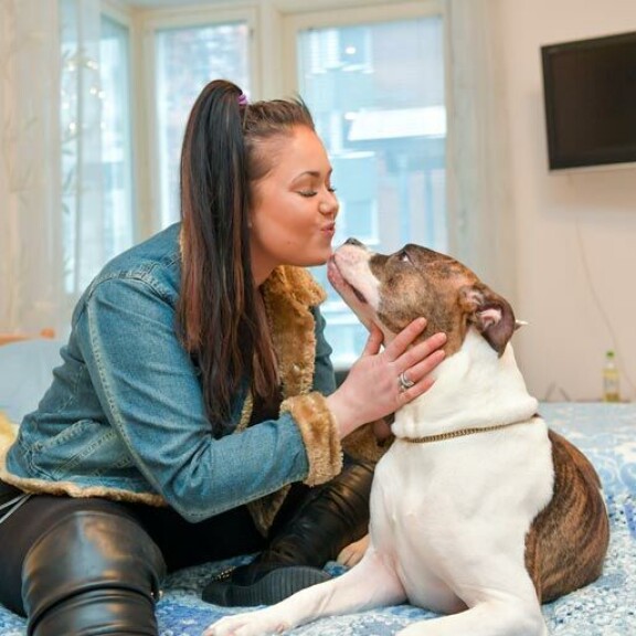 Dina-koiran läheisyys tuo Janitalle lohtua. Dina-koiran läheisyys tuo Janitalle lohtua.