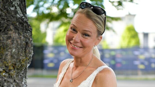 Suosikkijuontaja Sari Tamminen lähellä onnettomuutta – bussipysäkki pelasti hengen! Sari Tamminen oli lähellä onnettomuutta.