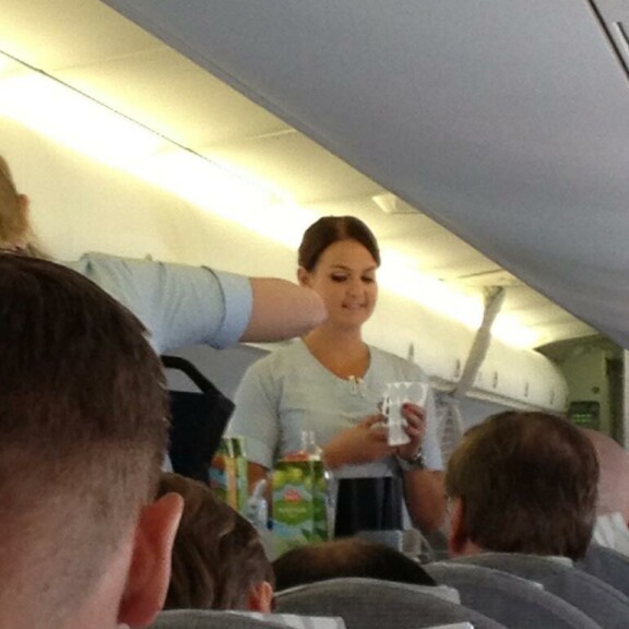 Minttu työskenteli lentoemäntänä ennen Kimin tapaamistaan. Minttu työskenteli lentoemäntänä ennen Kimin tapaamistaan.