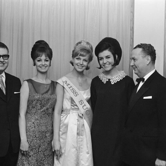 Vuoden 1965 Miss Suomi -kolmikko nuoren Einon (vas.) rinnalla: Essi Östring, Virpi Miettinen ja Raija Salminen. Vuoden 1965 Miss Suomi -kolmikko nuoren Einon (vas.) rinnalla: Essi Östring, Virpi Miettinen ja Raija Salminen.