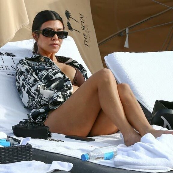 Kourtney Kardashian otti rauhallisemmin ja seurasi parikymppisten ilottelua aurinkotuolistaan. Kourtney Kardashian otti rauhallisemmin ja seurasi parikymppisten ilottelua aurinkotuolistaan.