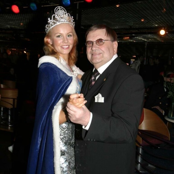 Eino Makunen on saanut kunnian tanssittaa kymmeniä vastavalittuja Miss Suomi -kaunottaria. Tässä kuvassa vuoden 2005 voittaja Hanna Ek (nyk. Poulsen). Eino Makunen on saanut kunnian tanssittaa kymmeniä vastavalittuja Miss Suomi -kaunottaria. Tässä kuvassa vuoden 2005 voittaja Hanna Ek (nyk. Poulsen).