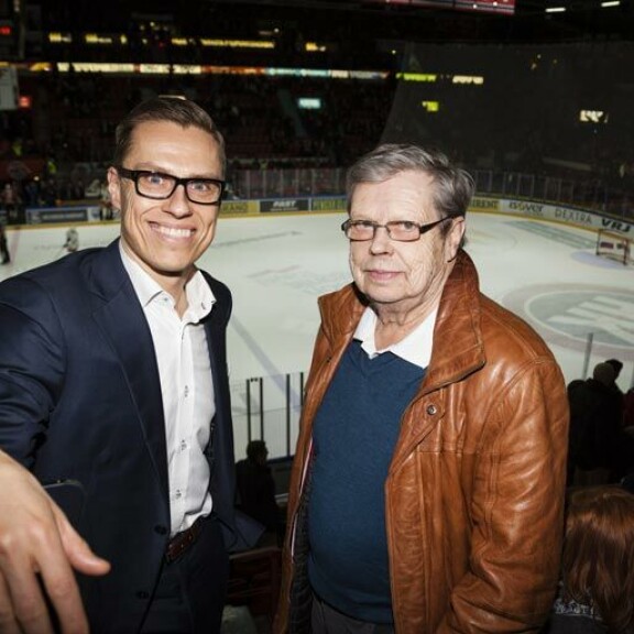 Vaikka Göran tunnetaan kiekkourastaan, hän sai mediahuomiota myös entisen pääministerin Alexander Stubbin isänä. Vaikka Göran tunnetaan kiekkourastaan, hän sai mediahuomiota myös entisen pääministerin Alexander Stubbin isänä.