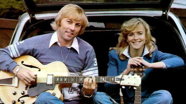 ”Syytti itseään!” Danny Armi Aavikon traagisesta elämästä: Siskon itsemurha sysäsi juomaan! Vuoden 1977 Miss Suomi menestyi laulajana, mutta alkoholi vei lopulta voiton.