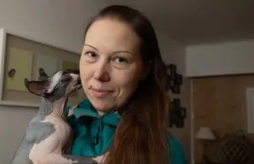 Hinta jopa 6 000 euroa! Henna kasvattaa kaljuja mirrejä – söpöt kuvat!