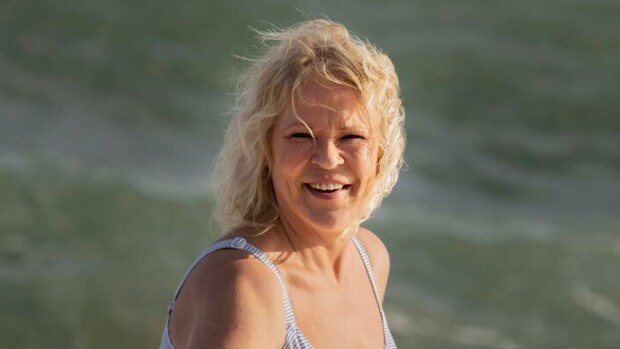 Rohkeat bikinikuvat! Miss XL Johanna Karjunen esittelee kiinteytyneen vartalonsa: ”Raskaus- ja leikkausarpeni ovat osa minua!” Johanna Karjunen bikinikuvissa.