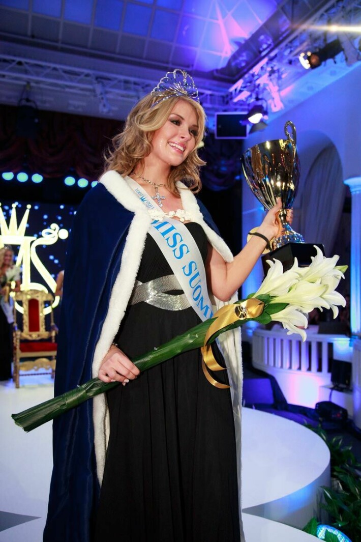 Pia voitti Miss Suomi 2011 -tittelin ja aiheutti kohun luopuessaan kruunusta vajaan puolen vuoden kuluttua. Nimikin vaihtui Pakarisesta Lambergiksi.