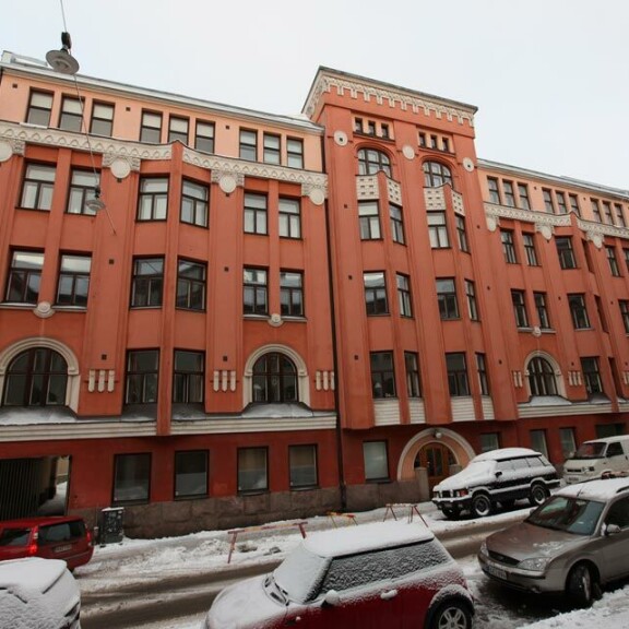 Täällä Jorma juhlii, kotonaan arvotalossa Helsingin Punavuoressa. Täällä Jorma juhlii, kotonaan arvotalossa Helsingin Punavuoressa.