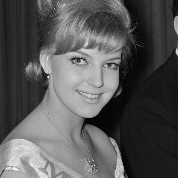Klassisen kaunis Virpi voitti 18-vuotiaana Miss Suomi -tittelin 1965. Klassisen kaunis Virpi voitti 18-vuotiaana Miss Suomi -tittelin 1965.