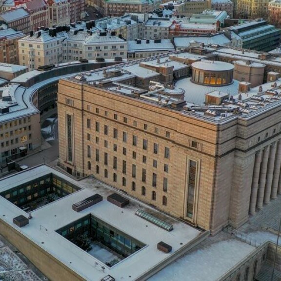Sannan asunnon sijainti on töiden kannalta mainio. Kodista on matkaa Eduskuntatalon takaovelle vain noin sata metriä. Sannan asunnon sijainti on töiden kannalta mainio. Kodista on matkaa Eduskuntatalon takaovelle vain noin sata metriä.