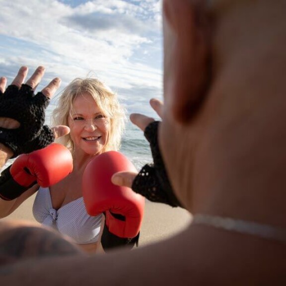 Johanna treenaa miehensä Peppen kanssa ilmaispaikkoja hyödyntäen. Kuntonyrkkeillä voi hyvin rannalla. – Kotona teemme harjoituksia tuoleilla. Johanna treenaa miehensä Peppen kanssa ilmaispaikkoja hyödyntäen. Kuntonyrkkeillä voi hyvin rannalla. – Kotona teemme harjoituksia tuoleilla.