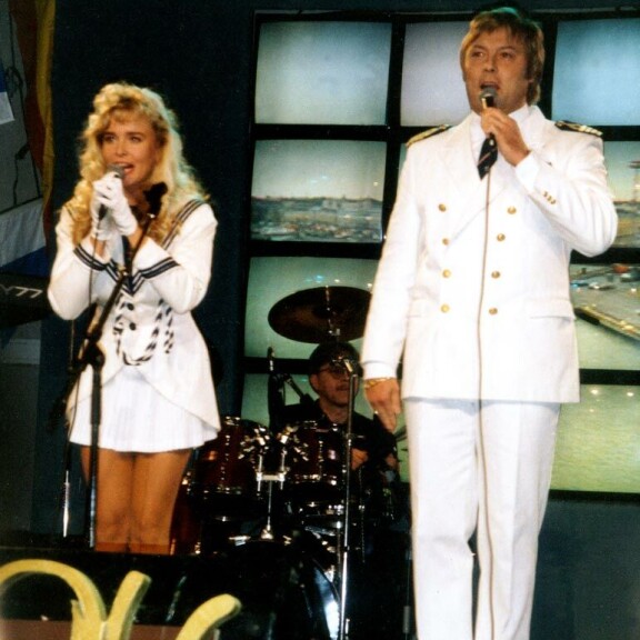 1990-luvun alussa Armi ja Danny tekivät näyttäviä spektaakkeleita ruotsinlaivoilla. 1990-luvun alussa Armi ja Danny tekivät näyttäviä spektaakkeleita ruotsinlaivoilla.