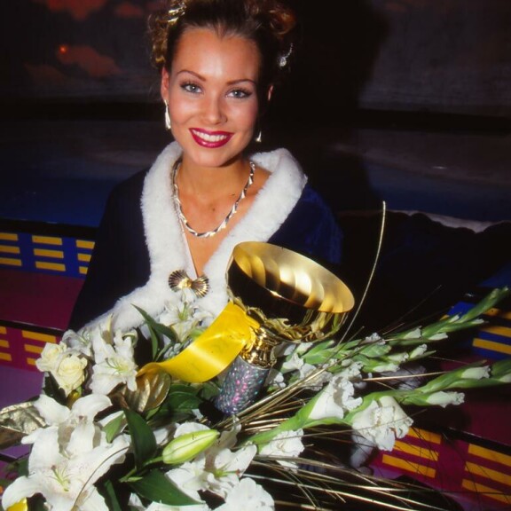Saija on 1999 Miss Suomen toinen perintöprinsessa. Kuvassa hän poseeraa Miss Skandinavia -voittajana 2000. Saija on 1999 Miss Suomen toinen perintöprinsessa. Kuvassa hän poseeraa Miss Skandinavia -voittajana 2000.