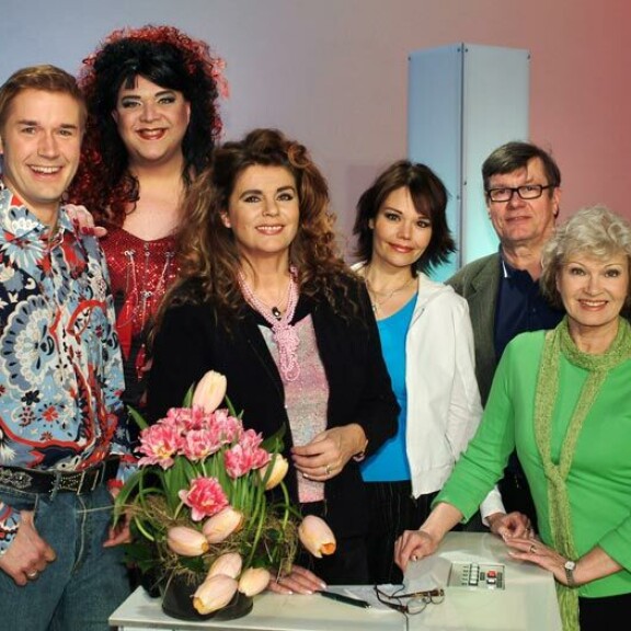 Riitta juonsi supersuosittua Kymppitonnia vuodesta 1985. Kuvassa Marco Bjurström, Mega-Paula, Eija Kantola, Ilkka Kylävaara ja Vieno Kekkonen. Riitta juonsi supersuosittua Kymppitonnia vuodesta 1985. Kuvassa Marco Bjurström, Mega-Paula, Eija Kantola, Ilkka Kylävaara ja Vieno Kekkonen.