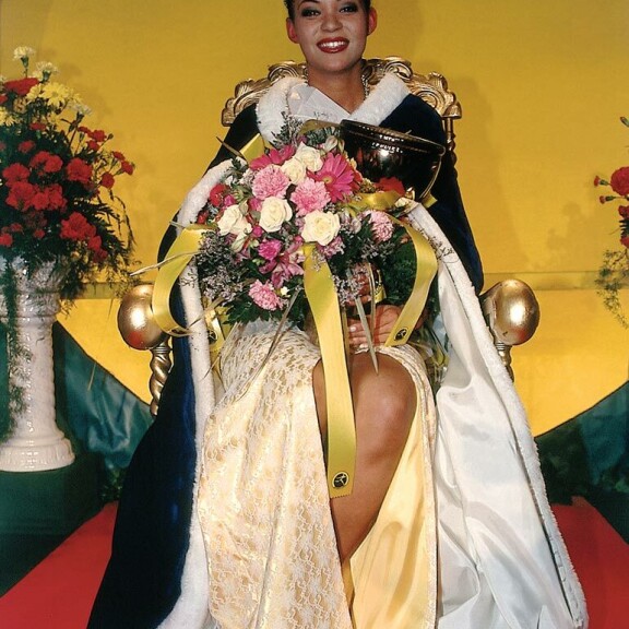 11-vuotiaana mallinuransa aloittanut Lola kruunattiin 18-vuotiaana Miss Suomeksi 1996. – Luulin pitkään, etten voi edes osallistua missikisoihin taustani takia. 11-vuotiaana mallinuransa aloittanut Lola kruunattiin 18-vuotiaana Miss Suomeksi 1996. – Luulin pitkään, etten voi edes osallistua missikisoihin taustani takia.