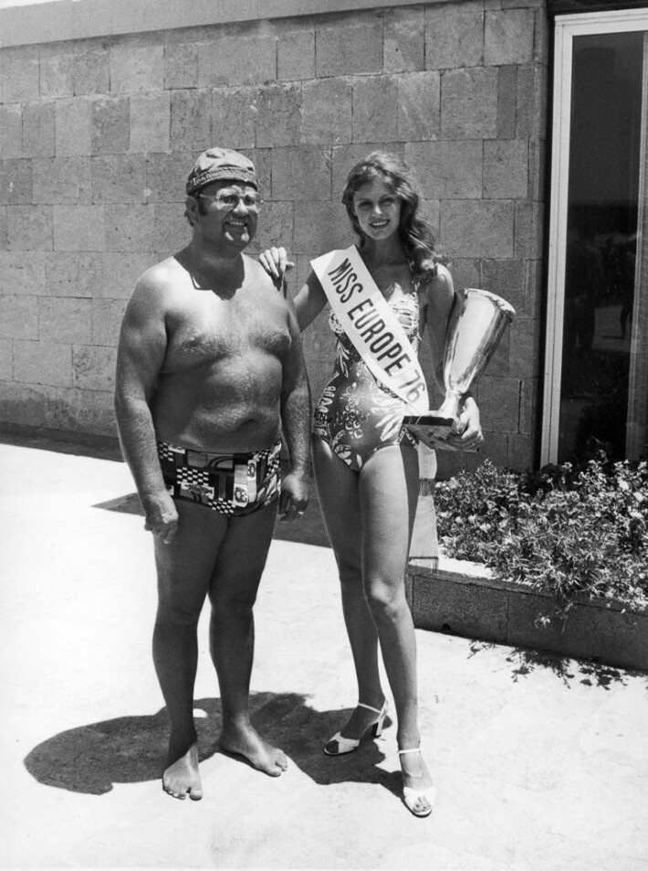 Uimista rakastava missikeisari Eino Makunen oli Riitan mukana Kreikan Rodoksella pidetyssä Miss Eurooppa -finaalissa, jonka suomalaiskaunotar voitti 1976.