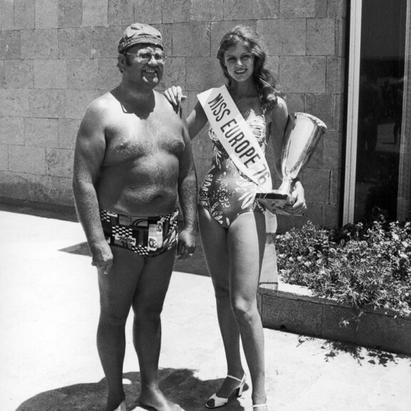 Uimista rakastava missikeisari Eino Makunen oli Riitan mukana Kreikan Rodoksella pidetyssä Miss Eurooppa -finaalissa, jonka suomalaiskaunotar voitti 1976. Uimista rakastava missikeisari Eino Makunen oli Riitan mukana Kreikan Rodoksella pidetyssä Miss Eurooppa -finaalissa, jonka suomalaiskaunotar voitti 1976.