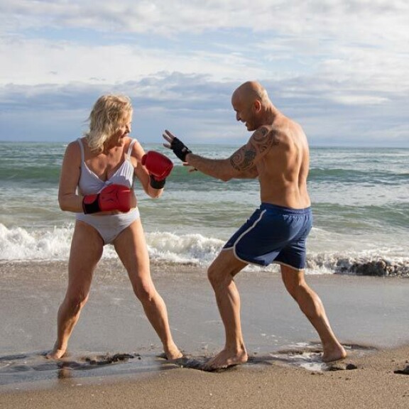 Johanna treenaa miehensä Peppen kanssa ilmaispaikkoja hyödyntäen. Kuntonyrkkeillä voi hyvin rannalla. – Kotona teemme harjoituksia tuoleilla. Johanna treenaa miehensä Peppen kanssa ilmaispaikkoja hyödyntäen. Kuntonyrkkeillä voi hyvin rannalla. – Kotona teemme harjoituksia tuoleilla.