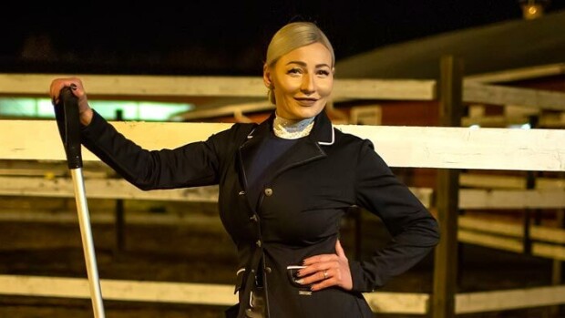 Tiesitkö minkä asian povipommi Marika Fingerroos taitaa?! Kohukaunotar esittelee harrastuksensa: ”Peppu pysyy todella piukkana!” Marika on taitava ratsastaja.